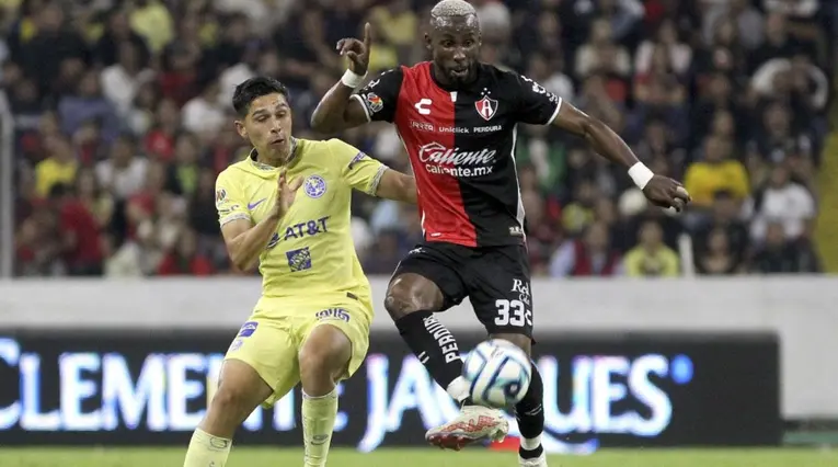 Julián Quiñones debutó con gol y asistencia en América