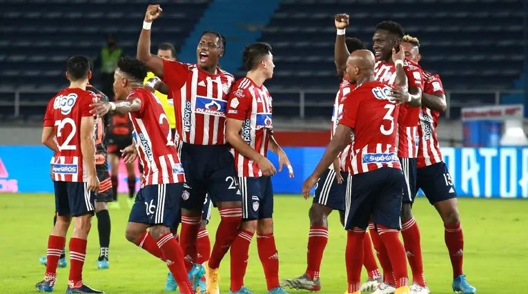 Junior confirmó su clasificación a los cuadrangulares.