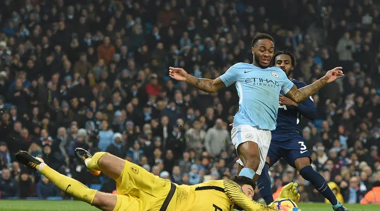 Raheem Sterling (Manchester City), en acción ante Hugo Lloris (Tottenham), en el Etihad Stadium de Manchester