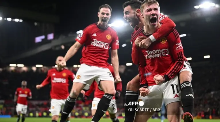 Rasmus Hojlund celebra su primer gol con Manchester United en Premier League vs Aston Villa