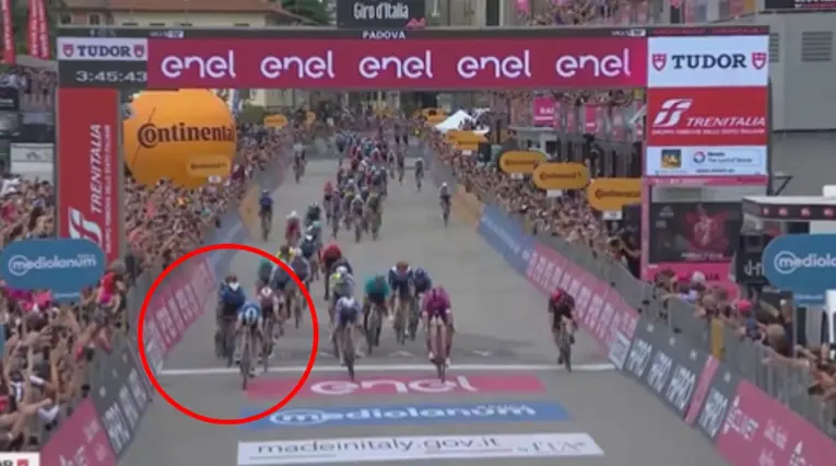 Sprint de película: la etapa 18 del Giro de Italia se definió por milimetros