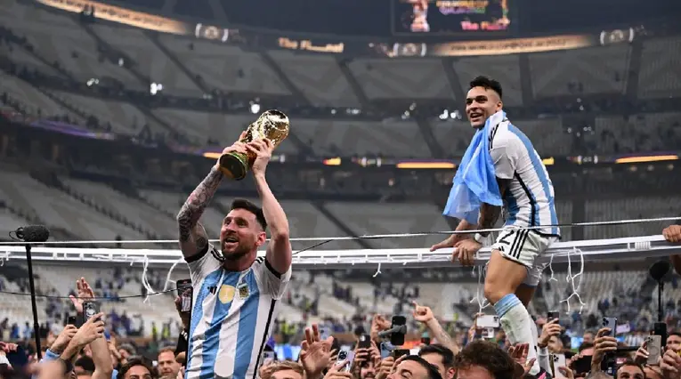 Messi levantando trofeo del Mundial