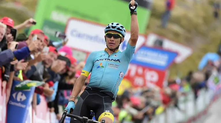 Miguel Ángel López y su equipo el Astana