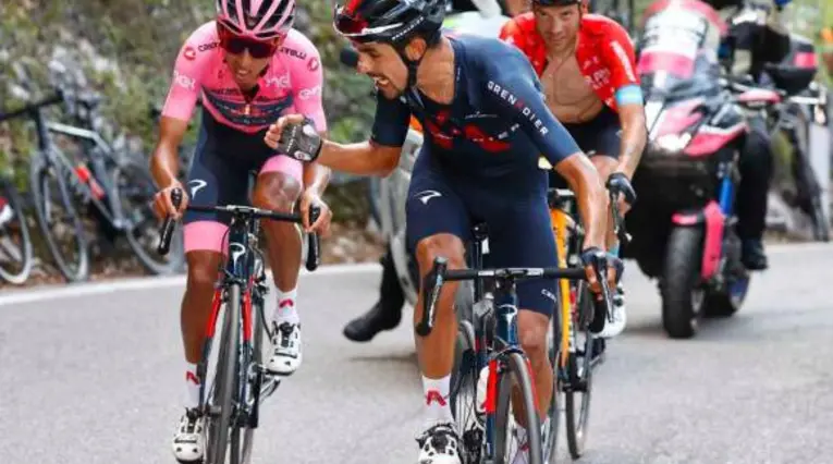 Daniel Felipe Martínez apoyando a Egan Bernal