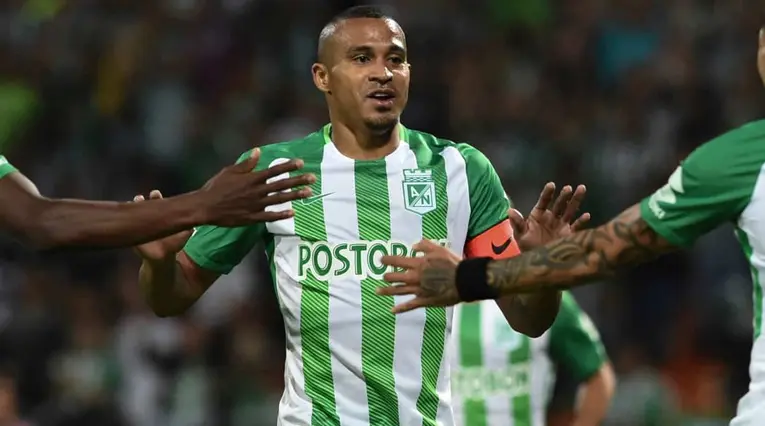 Le robaron la cadena de oro a Macnelly Torres en Medellín