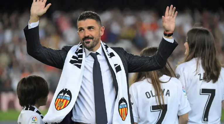 David Villa saluda a simpatizantes del Valencia.