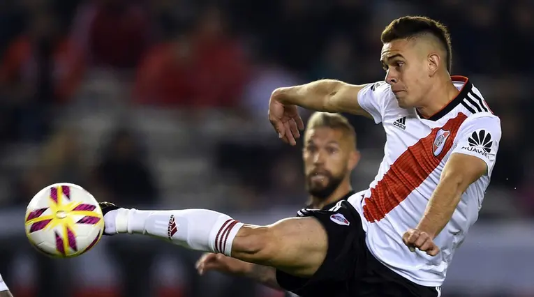 Rafael Santos Borré ataca el balón en una jugada durante el partido ante Racing por la Copa Libertadores