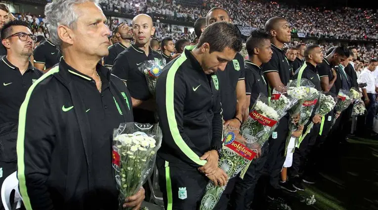 Cuerpo técnico y jugadores de Nacional homenajeando al Chapecoense