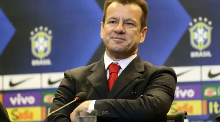 Dunga en rueda de prensa con Brasil