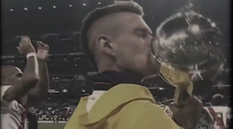 Santos Borré con la Copa Libertadores.