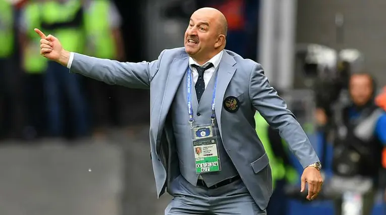 Stanislav Cherchesov, DT Ruso, dando instrucciones 