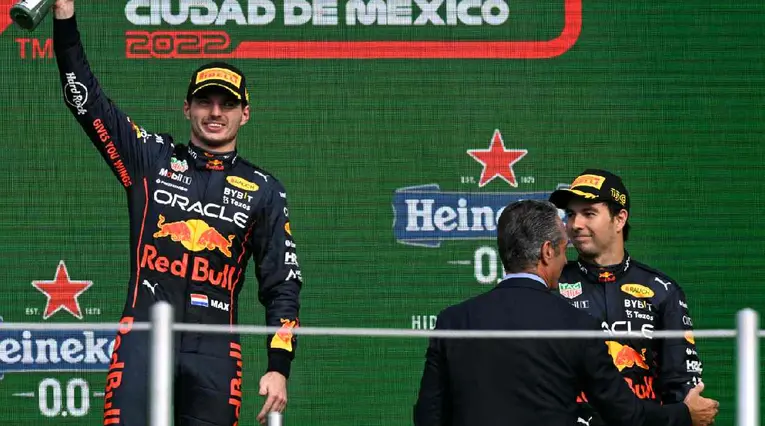 Sergio Pérez y Max Verstappen