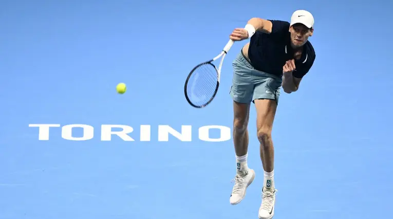 Sinner se estrenó con victoria en el Masters ATP: Medvedev sufrió