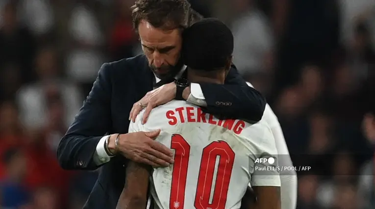 Técnico de Inglaterra abrazando a Sterling