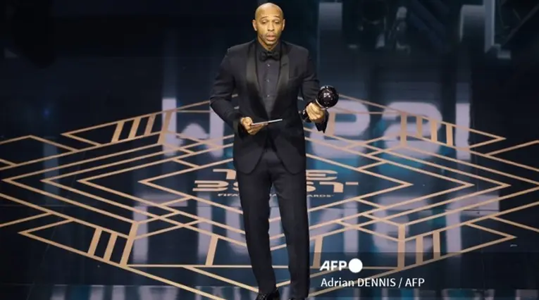 Thierry Henry entrega el Premio The Best al mejor jugador del 2023