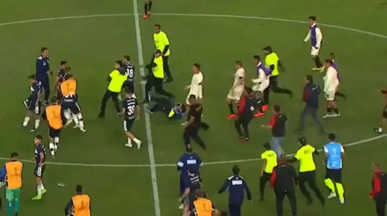 Peleas en Universitario vs Gimnasia en la Copa Sudamericana 2023
