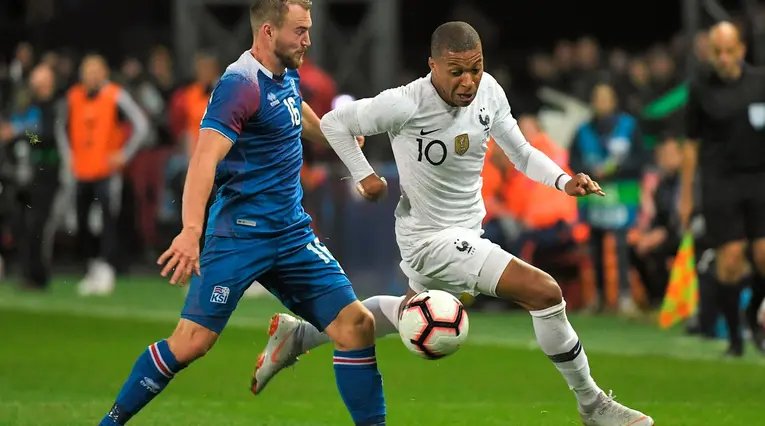 Kylian Mbappe, delantero francés, compite por la pelota con el mediocampista de Islandia Runar Mar Sigurjonsson