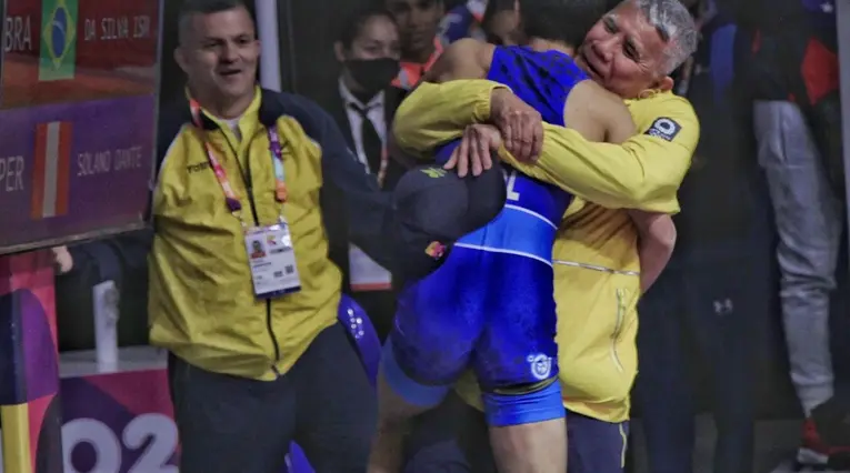 Colombianos celebran medalla en los Juegos Sudamericanos.