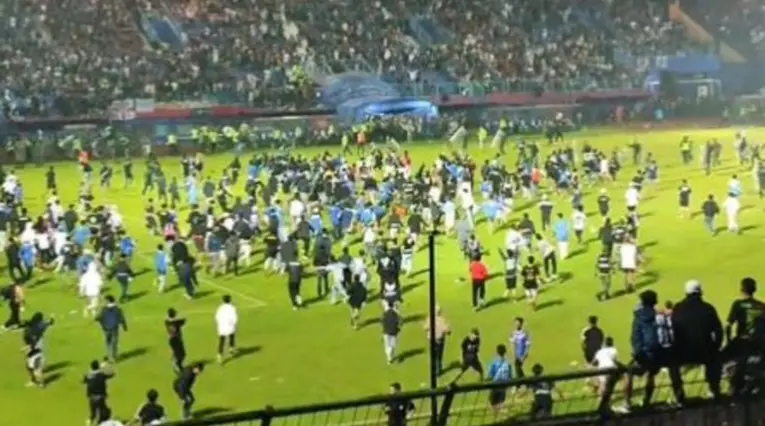 Batalla campal en el fútbol de Indonesia