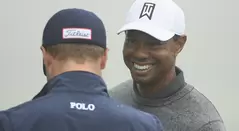 Tiger Woods Tiger Woods conversa animadamente con Justin Thomas en uno de los entrenamientos previos al US Open de Golf en Southampton, Nueva York.