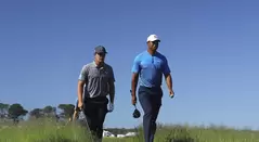 Bryson Dechambeau y Tiger Woods en el US Open 2018