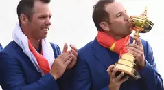 Sergio García besa la Ryder Cup y celebra junto a Paul Casey.