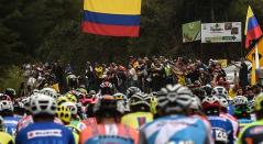 Los corredores durante la segunda etapa del Tour Colombia 