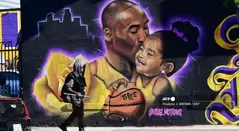 Mural en honor a Kobe Bryant y su hija Gianna.
