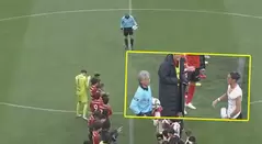 Retiro de árbitro en el fútbol japonés.