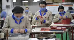 Trabajadores en una fábrica de Colombia