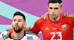 Emiliano Martínez y Lionel Messi en un partido del Mundial de Qatar 2022