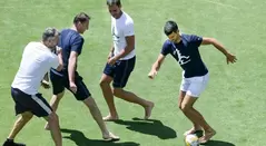 Novak Djokovic jugando fútbol