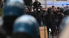 Hinchas de Eintracht Frankfurt y Policía de Italia