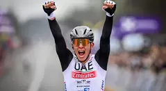 Tadej Pogacar ganando el Tour de Flandes 2023