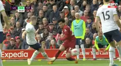 Dura patada a Luis Díaz en el Liverpool vs Tottenham