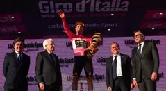 Primoz Roglic celebrando el título del Giro de Italia 2023