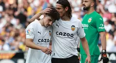 Valencia sigue en la pelea por el descenso en la liga española