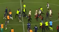 Peleas en Universitario vs Gimnasia en la Copa Sudamericana 2023