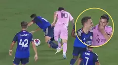Video: Messi le buscó pelea a Santiago Arias: empujón y pataleta