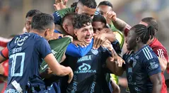 Junior celebra el gol de Bryan Castrillón contra Universitario de Deportes
