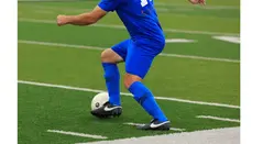 Futbolista pateando el balón