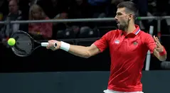 Novak Djokovic jugando con Serbia en la Copa Davis 