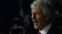 José Néstor Pékerman en banquillo