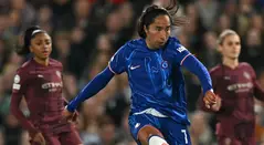 Mayra Ramírez con Chelsea