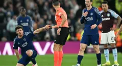 Árbitro del Aston Villa vs PSG pegó codazo a jugador