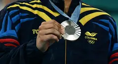 Atleta colombiano celebrando medalla en París 2024