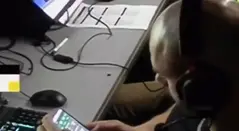Integrante del VAR captado en vivo apostando