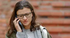 Mujer hablando por celular