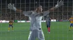 Nahuel Guzmán le da la espalda a Sergio Ramos en pleno penal