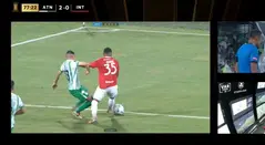 Polémico penal en Nacional vs Internacional; Copa Libertadores